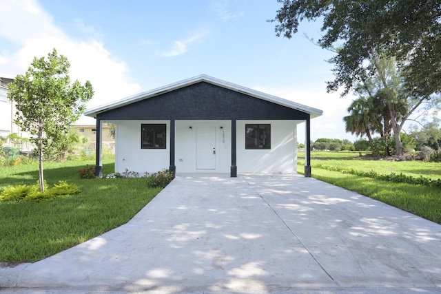 view of front of house featuring a front yard and stucco siding