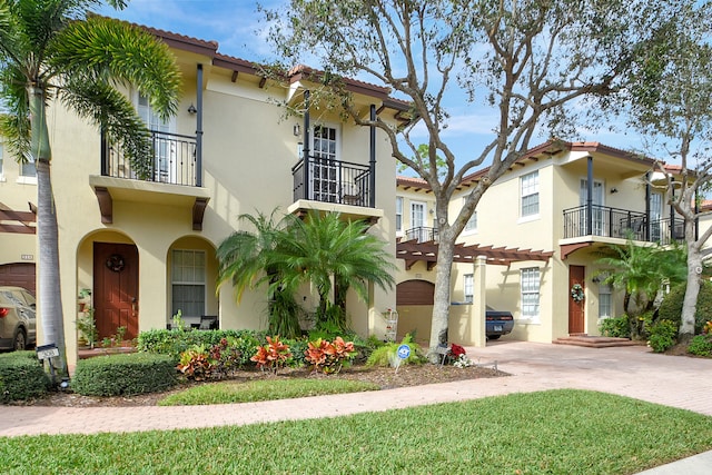 mediterranean / spanish-style house featuring a balcony