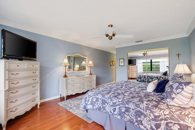 bedroom featuring a closet, ceiling fan, ornamental molding, and light hardwood / wood-style flooring