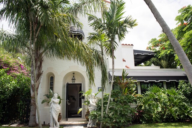 property entrance featuring a lawn