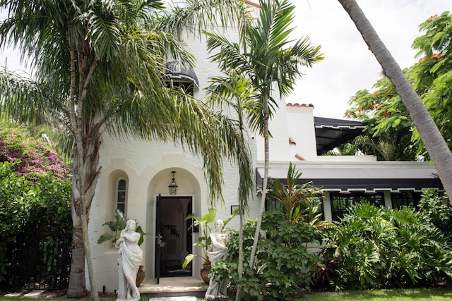 entrance to property featuring stucco siding