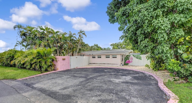 2600 NE 30th St, Fort Lauderdale, FL 33306 - garage with fence and a gate