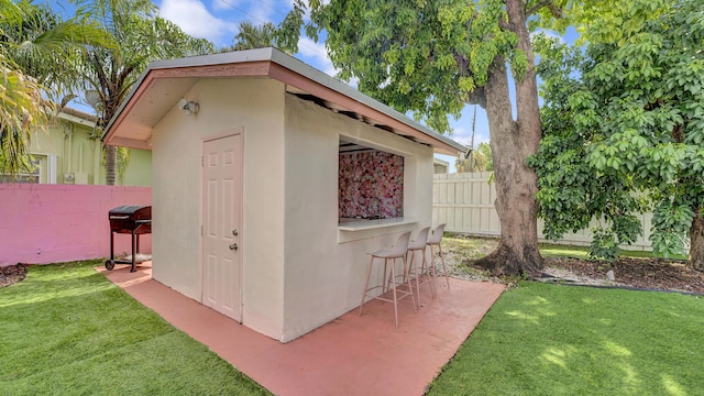 2600 NE 30th St, Fort Lauderdale, FL 33306 - view of outdoor structure featuring a fenced backyard, an outdoor structure, and outdoor dry bar