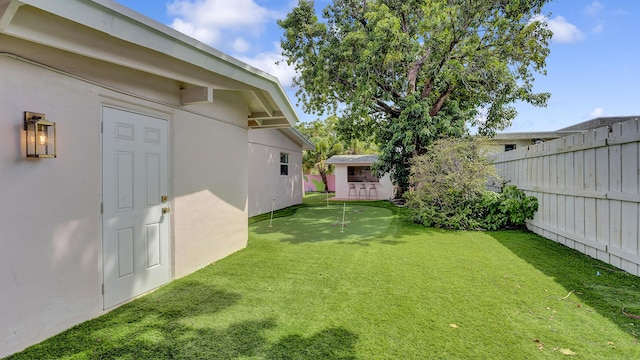 2600 NE 30th St, Fort Lauderdale, FL 33306 - view of yard with fence