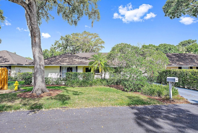 single story home with a front lawn