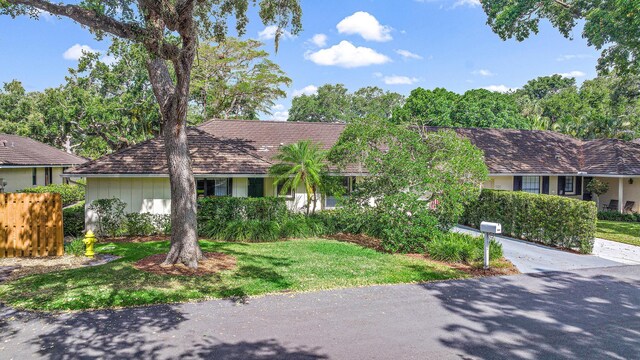 ranch-style home featuring a front yard