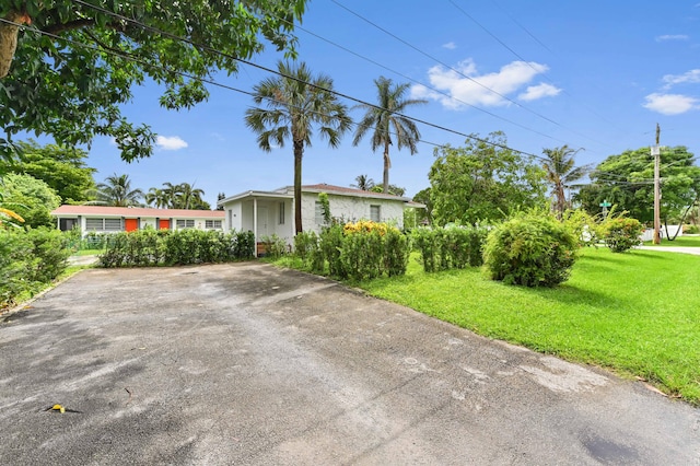 view of front of home featuring a front lawn