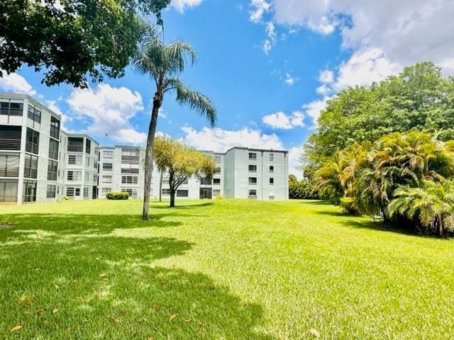 view of property's community featuring a lawn