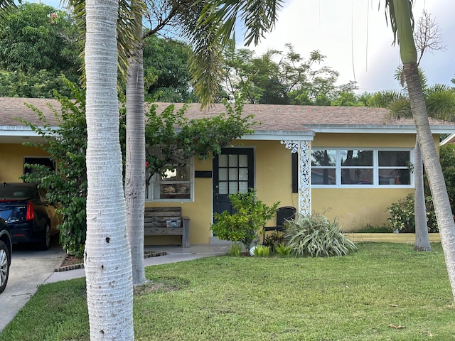 view of front of home featuring a front lawn