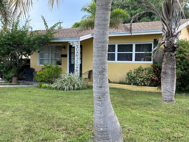 view of front facade featuring a front lawn