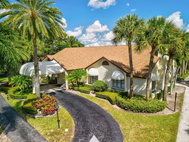 view of front of home featuring a carport and a front yard