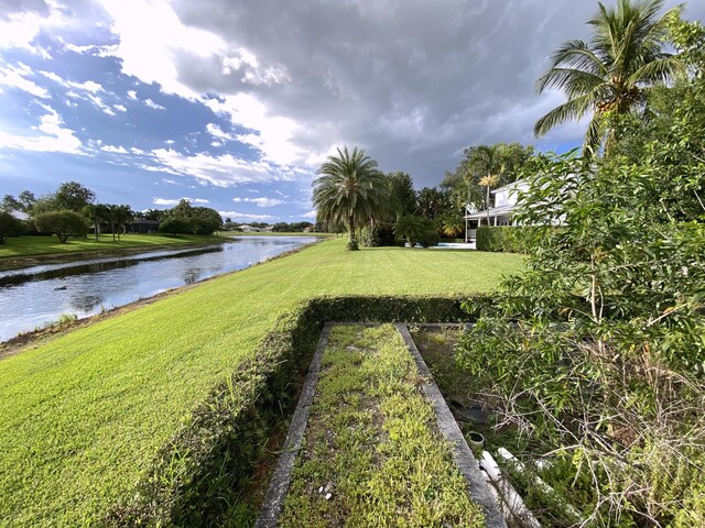 view of yard featuring a water view