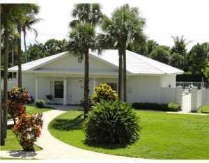 view of front of home featuring a front yard