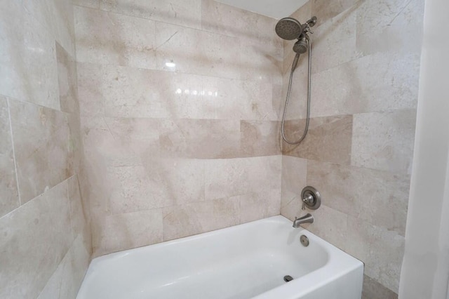 bathroom with tiled shower / bath combo