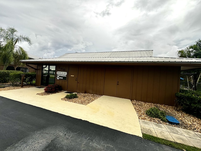 exterior space featuring a carport