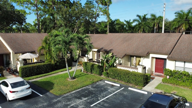 view of front of home with a front lawn