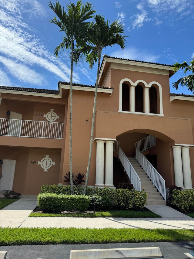 view of front of home featuring a balcony