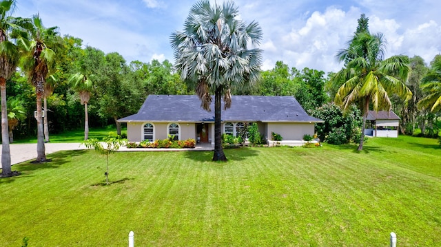 view of front of home featuring a front yard