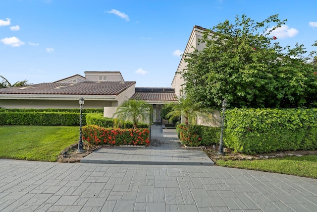 view of property's community featuring a lawn