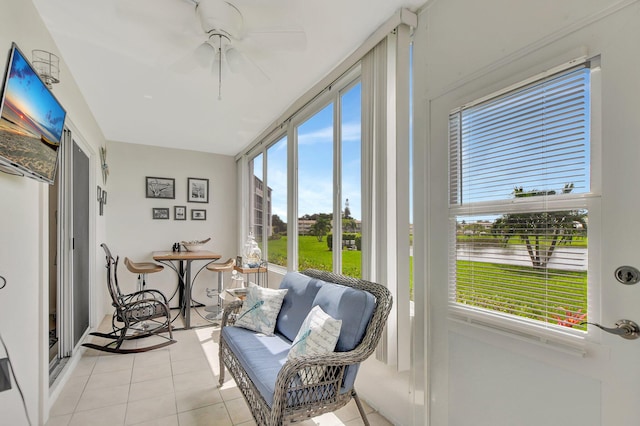 sunroom with ceiling fan