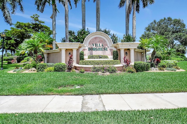 view of front of property featuring a front lawn