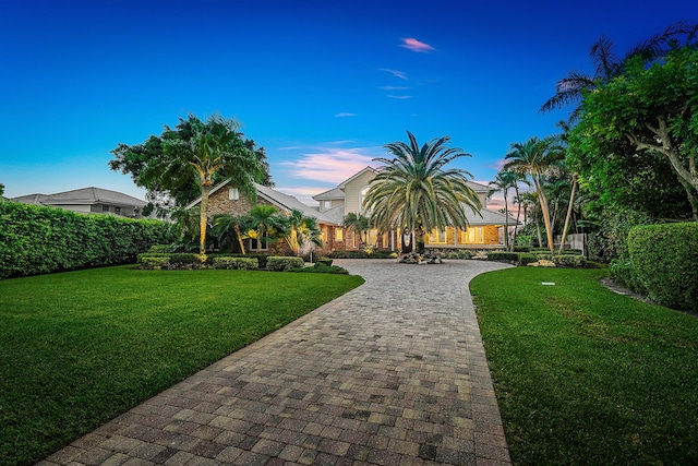 view of property's community featuring a lawn