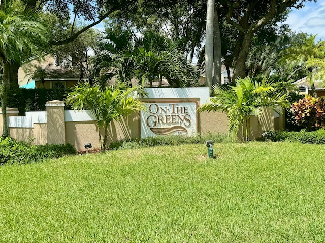 community / neighborhood sign featuring a yard