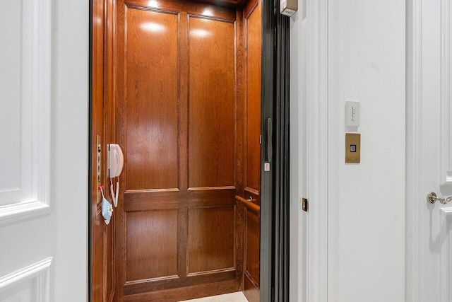 room details featuring elevator