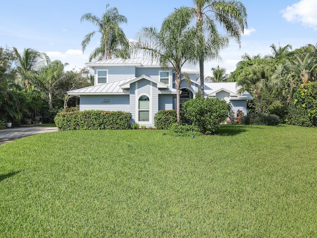 view of front of property featuring a front lawn