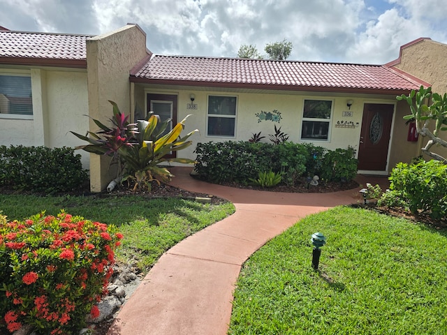 view of front of property featuring a front yard