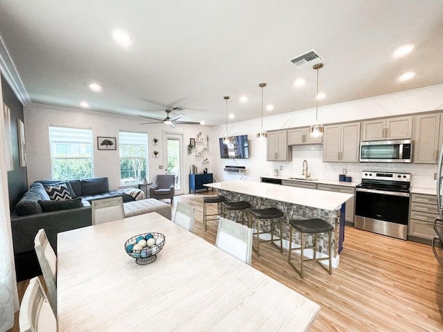 dining area featuring visible vents, a ceiling fan, crown molding, light wood-style floors, and recessed lighting