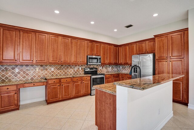 carpeted empty room featuring a raised ceiling and ceiling fan