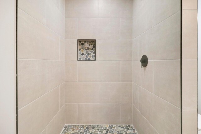 bathroom featuring a tile shower