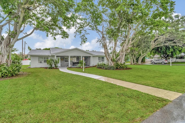 ranch-style home featuring a front lawn