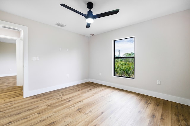 empty room featuring light wood-style floors, baseboards, visible vents, and a ceiling fan