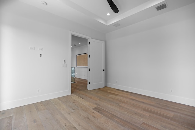 unfurnished room with light hardwood / wood-style flooring and ceiling fan