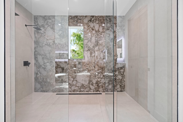 bathroom featuring a tile shower