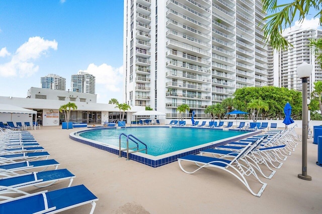 view of swimming pool