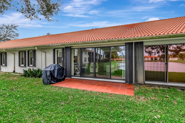 rear view of house featuring a lawn