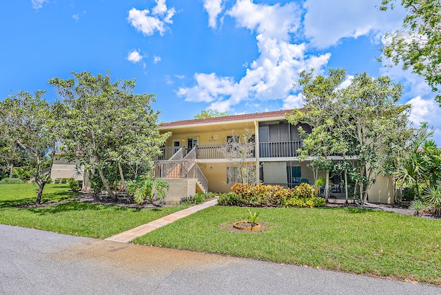 view of front of property with a front yard