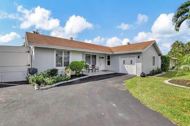 ranch-style house featuring a front yard