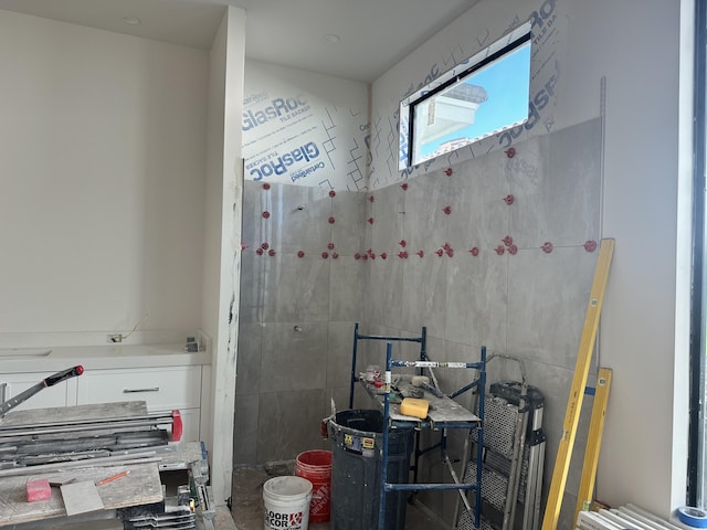 bathroom featuring tile walls