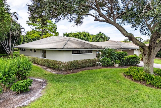 view of front of home with a front lawn