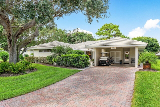 view of front facade featuring a front lawn and a carport