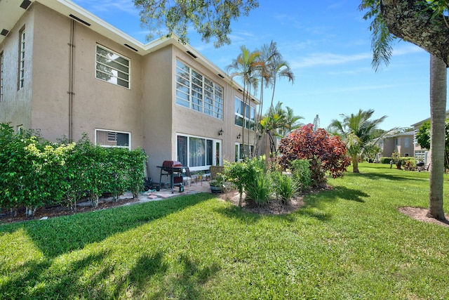 view of yard featuring a patio