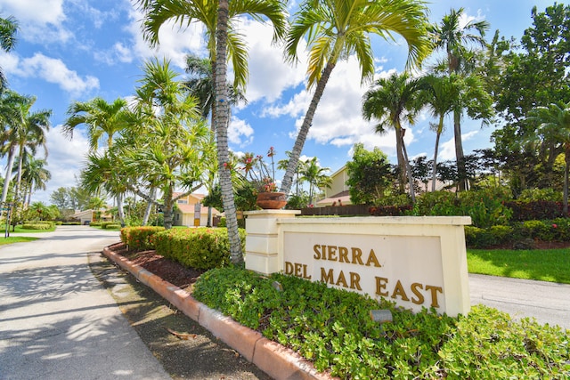 view of community / neighborhood sign