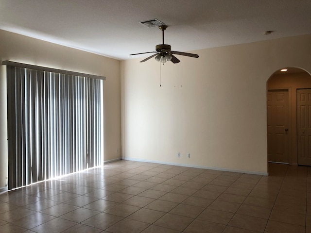 empty room featuring ceiling fan