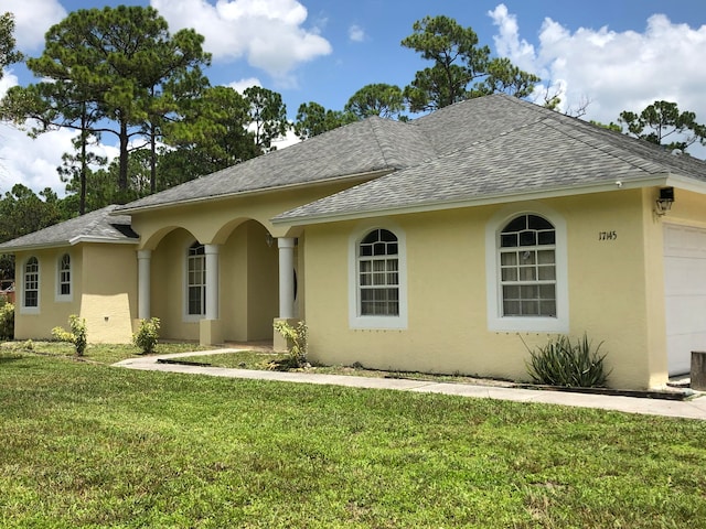 view of front of house featuring a garage and a front yard