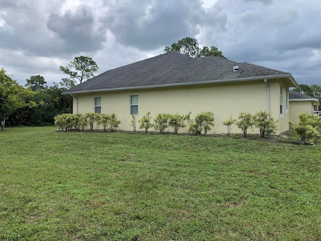 view of side of property featuring a lawn