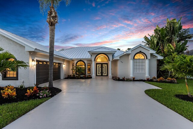 view of front facade featuring a yard and a garage